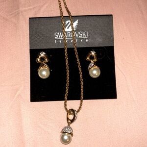 Swarovski crystal and pearl earring and necklace set
